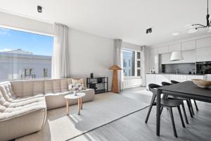 een woonkamer met een bank en een tafel bij City View Lux in the City Center with Free Parking in Reykjavík