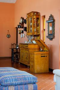 eine Küche mit einem Holzschrank in einem Zimmer in der Unterkunft Hotel Pilancones in Cajamarca + 66 Fotos