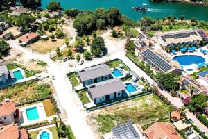 eine Luftansicht eines Hauses mit Pool und Resort in der Unterkunft Dalyan Villa Alba in Dalyan