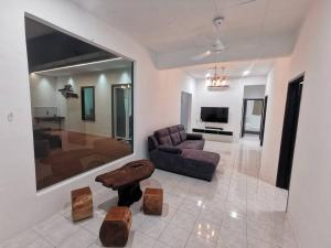 居林的住宿－Kulim Mini HomeStay，客厅配有沙发和桌子