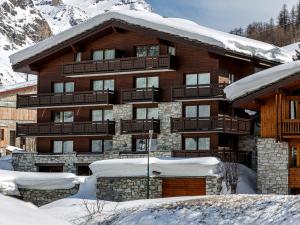 a large wooden building with snow on it at Appartement Val-d'Isère, 3 pièces, 4 personnes - FR-1-694-327 in Val-d'Isère