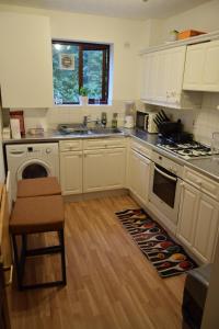 Kjøkken eller kjøkkenkrok på Spacious 1-Bed Apartment in Croydon-free parking