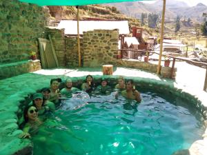 een groep mensen in een zwembad bij La Casa de la Abuela Isabel in Yanque