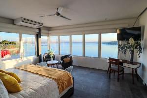 1 dormitorio con cama y vistas al agua en Vlú Hotel Tequesquitengo, en Tequesquitengo