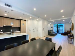 紐約的住宿－Private Garden Two Bedroom Residence in Luxury Condominium，厨房以及带桌椅的起居室。