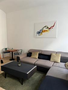 sala de estar con sofá y mesa en Magic Moment Apartment en Viena