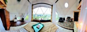 Postel nebo postele na pokoji v ubytování WATERFRONT LUXURY GLAMPING DOME