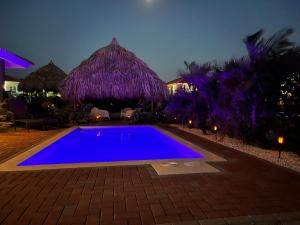 una piscina azul en un complejo por la noche en Casa Juno, en Fontein