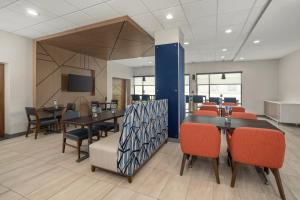 uma sala de conferências com mesas e cadeiras e uma televisão em Holiday Inn Express - Hattiesburg West - Univ Area em Hattiesburg