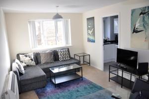 a living room with a couch and a tv at Watford Gemini - Thanet House, Nr Watford Metropolitan, M1,M25 in Watford