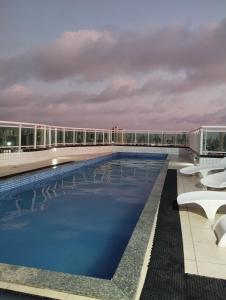 uma piscina no telhado de um edifício em Vista espetacular da Praia de Iracema - Ap. 1405 em Fortaleza