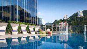 Kolam renang di atau di dekat Hotel Indigo Hong Kong Island by IHG
