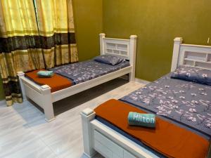 Кровать или кровати в номере Homestay Nukman Bukit Besi