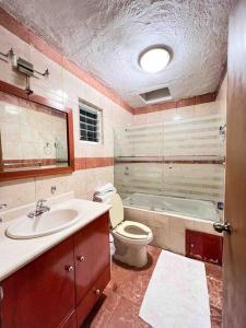 a bathroom with a sink and a toilet and a tub at Casa cerca de Andares, Amplia / Planta Baja @serra in Guadalajara
