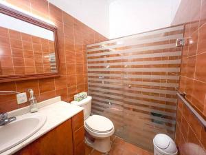 y baño con aseo y lavamanos. en Casa cerca de Andares, Amplia / Planta Baja @serra, en Guadalajara