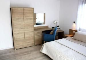 - une chambre avec un lit et un bureau avec un miroir dans l'établissement Willa Grande, à Jastrzębia Góra