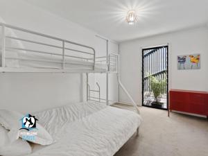 een slaapkamer met een stapelbed en een raam bij Beautiful and peaceful house 500m to Knights beach in Port Elliot