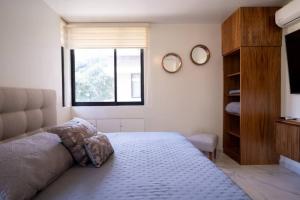 Un dormitorio con una cama grande y una ventana en Best Location Americana @serra en Guadalajara