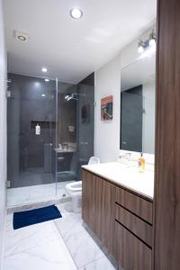 Best Location Americana @serra في غواذالاخارا: حمام مع دش ومغسلة ومرحاض