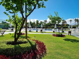 a park with a tree and flowers in the grass at Muro Alto Condomínio Clube Porto de Galinhas por Brevelar in Porto De Galinhas +40 photos