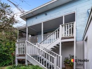 uma casa com escadas brancas ao lado em Circ at 60 Beach Shack em Iluka