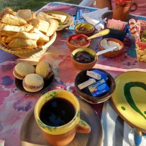 Posada Villapancha في سان خافيير: طاولة مليئة بأطباق الطعام وكوب من القهوة