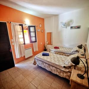 1 dormitorio con 2 camas y ventana en Posada Villapancha en San Javier