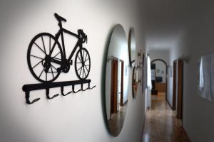 una bicicleta colgada en una pared junto a un espejo en I like Venice, en Mestre