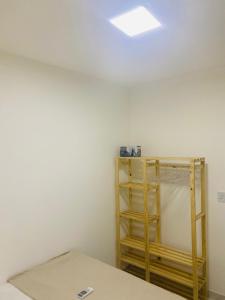 a room with a ceiling with a shelf at NOVO APARTAMENTO Liz 3 in Porto Seguro
