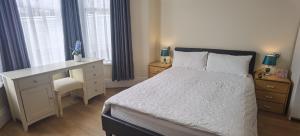 Voodi või voodid majutusasutuse Entire 2 bedroom Apt in central location, Newly Refurbished toas