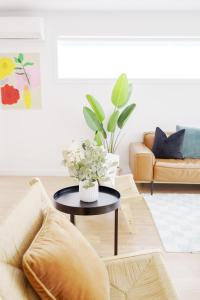 Cozy Home Close to Beach and Hobart CBD的休息区