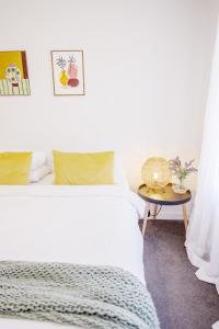 霍巴特Cozy Home Close to Beach and Hobart CBD的卧室里有一张白色的床和一张桌子
