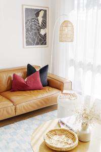 Cozy Home Close to Beach and Hobart CBD的休息区