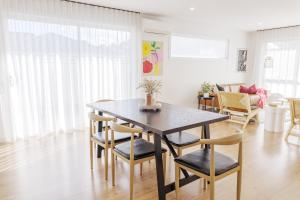 Cozy Home Close to Beach and Hobart CBD的休息区
