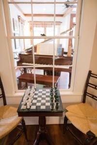 un tablero de ajedrez sobre una mesa en una habitación con un piano en Ben Taylor Home, en Grass Valley