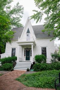 una casa blanca con una puerta verde y escaleras en Ben Taylor Home, en Grass Valley