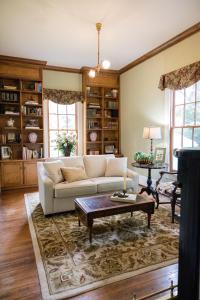 - un salon avec un canapé et une table basse dans l'établissement Ben Taylor Home, à Grass Valley
