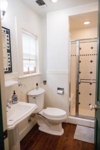 La salle de bains est pourvue de toilettes, d'un lavabo et d'une douche. dans l'établissement Ben Taylor Home, à Grass Valley