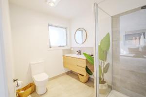 霍巴特Cozy Home Close to Beach and Hobart CBD的配有马桶、水槽和淋浴的浴室