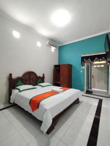 um quarto com uma cama grande num quarto em Homestay Simply Homy dekat Tugu Jogja dan Monjali em Sleman