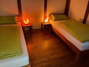 Postel nebo postele na pokoji v ubytování Azuria Schwarzwald Loft