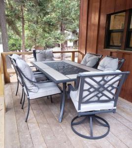 une table et des chaises assises sur une terrasse dans l'établissement Sequoia Glen, à Wilsonia