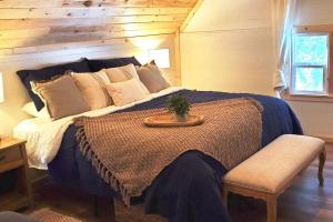 - une chambre avec un lit et un mur en bois dans l'établissement Sequoia Glen, à Wilsonia