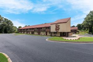 un camino vacío delante de un motel en Red Roof Inn Hickory, en Hickory