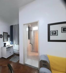 a white room with a bed and a bathroom at Copacabana a 2 quadras da praia in Rio de Janeiro