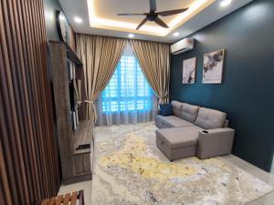 ein Wohnzimmer mit einem Sofa und einem Deckenventilator in der Unterkunft Homestay Naufal Bandar Sri Sendayan Ground Floor in Seremban
