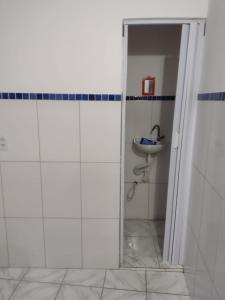 une salle de bain avec un lavabo et une douche avec un miroir dans l'établissement Casa temporada Caípe fundo, à São Francisco do Conde 4 autres photos