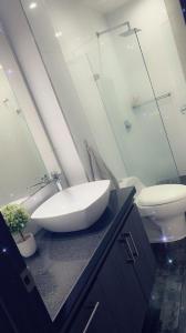 a bathroom with a white sink and a toilet at LA CASA DEL CABLE -Comodo Apartamento 102- in Manizales