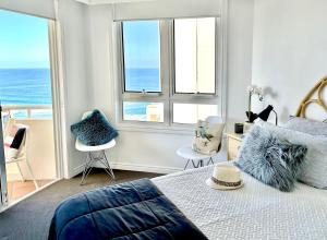 1 dormitorio con 1 cama y vistas al océano en Ocean and beach View, en Gold Coast