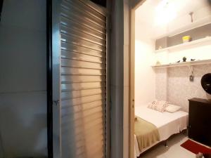 Dormitorio pequeño con cama y armario en Copacabana a 2 quadras da praia en Río de Janeiro